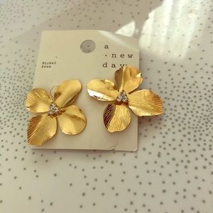 Hypoallergenic Gold & rhinestone flower earrings